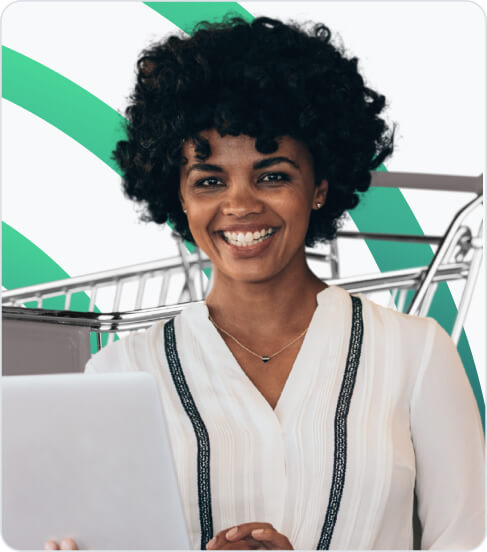 mulher sorrindo em loja de varejo